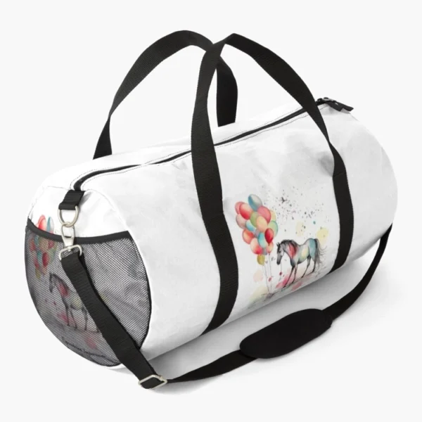 Sac de Sport Cavalière - Petit Cheval aux Ballons 2 Sac de sport avec une illustration colorée d’un petit cheval portant des ballons, idéal pour une jeune cavalière.