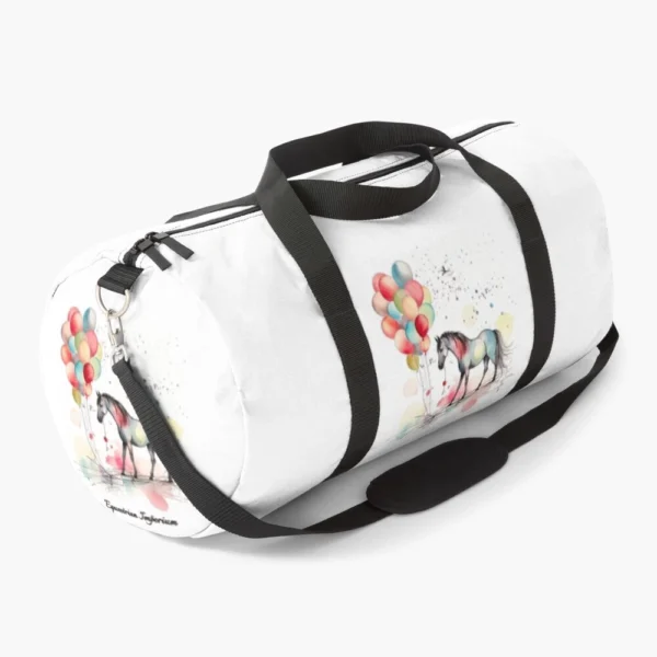 Sac de Sport Cavalière - Petit Cheval aux Ballons Sac de sport avec une illustration colorée d’un petit cheval portant des ballons, idéal pour une jeune cavalière.