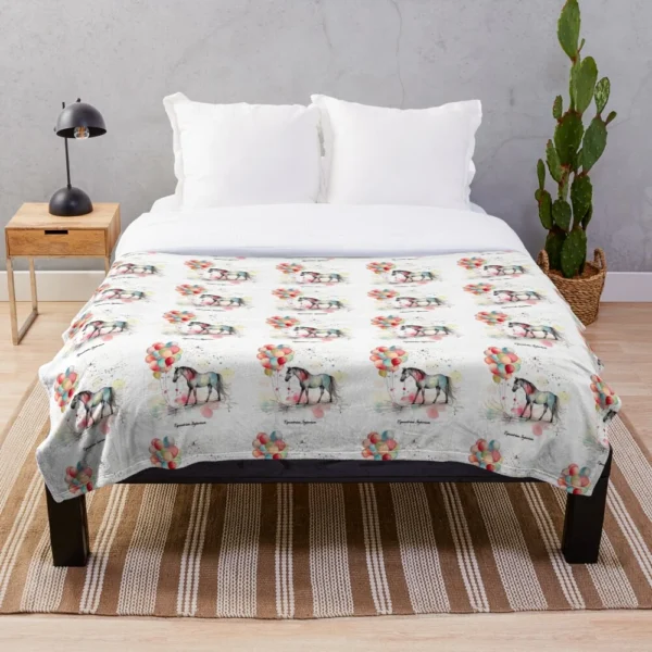 Plaid Doux "Cheval & Ballons" – L'Élégance Équestre Un plaid douillet imprimé d’un motif artistique représentant un cheval noir et blanc tenant des ballons colorés, parfait pour les passionnées d’équitation.