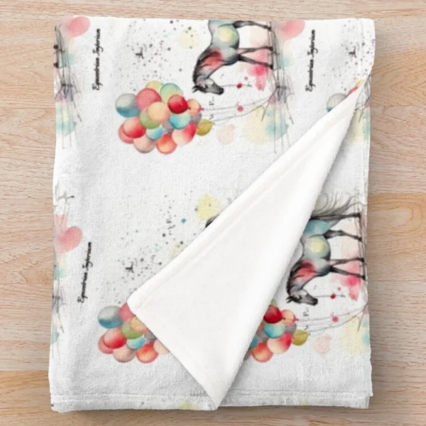 Plaid Doux "Cheval & Ballons" – L'Élégance Équestre Un plaid douillet imprimé d’un motif artistique représentant un cheval noir et blanc tenant des ballons colorés, parfait pour les passionnées d’équitation.